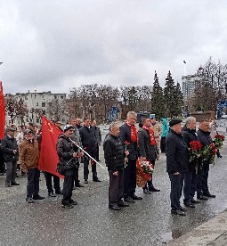 Цветы к памятнику Ленину